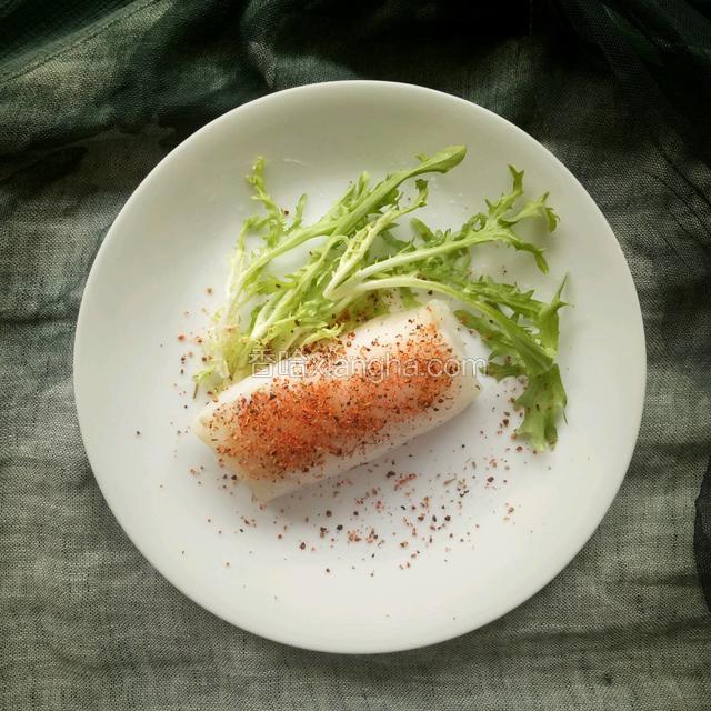加入香料等腌制鳕鱼。