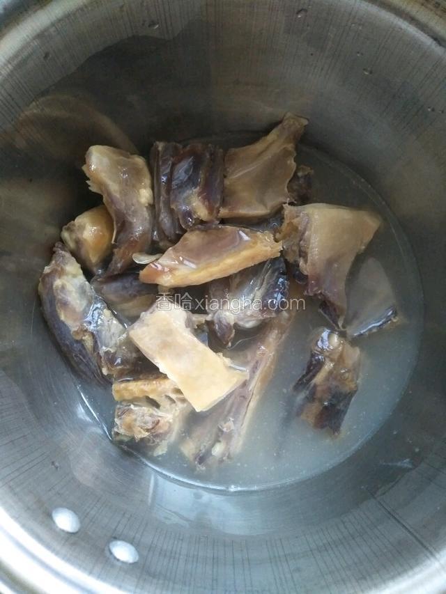 腊鸭腿剁小块用热水烫一下洗净，倒入锅中煮开