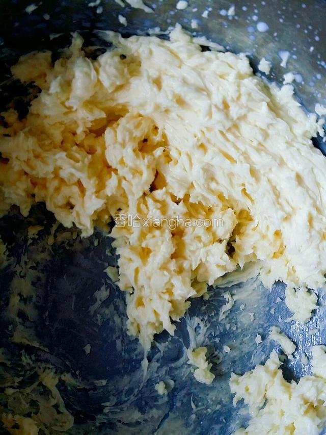 再倒入剩下的牛奶，搅打至完全吸收