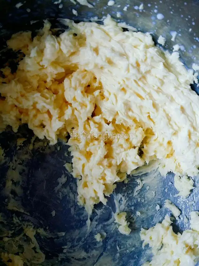 再倒入剩下的牛奶，搅打至完全吸收