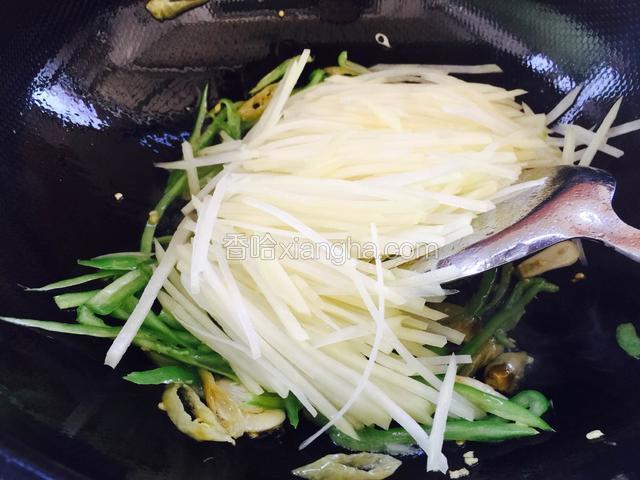 倒入土豆丝翻炒均匀。
