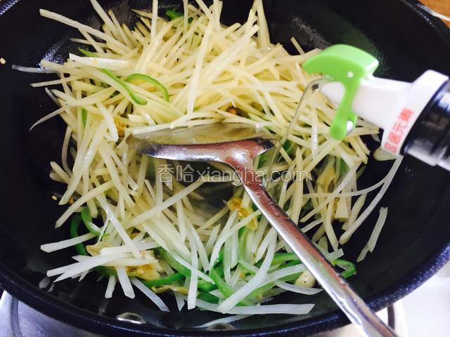 沿着锅边倒入白醋激出香味。
