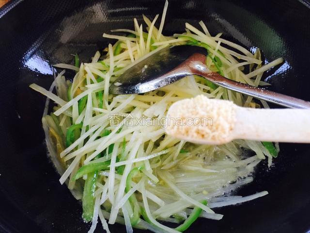 加入鸡精调味。