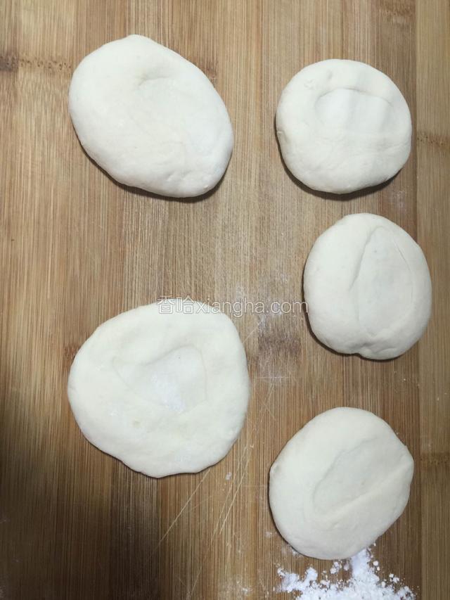 再醒发十分钟  然后分成几个小面团  静至一会