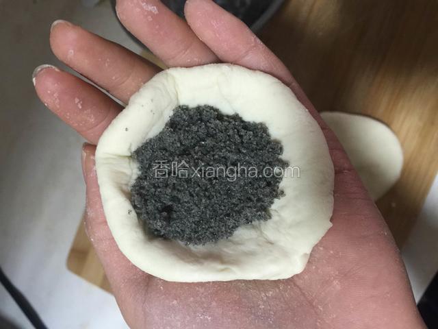 按成小薄片 放入黑芝麻馅  像中间收口  多出的面 揪掉 免得有厚疙瘩 不均匀