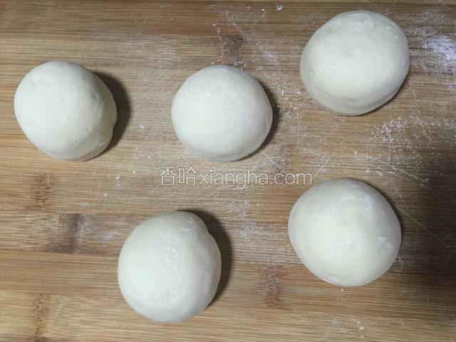 每个都一样操作  再团成圆圆的小馒头状 醒发十分钟  冷水上锅开始蒸
