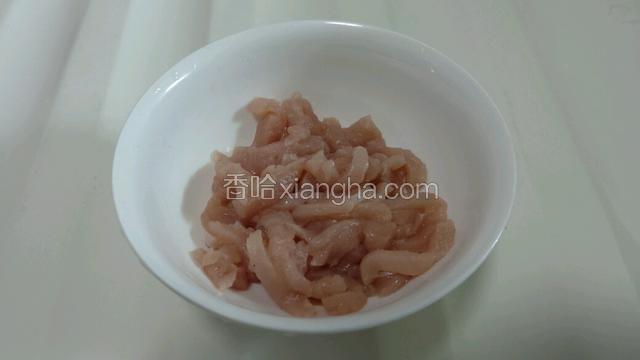 把猪瘦肉切成细丝，放入适量水淀粉，拌匀。