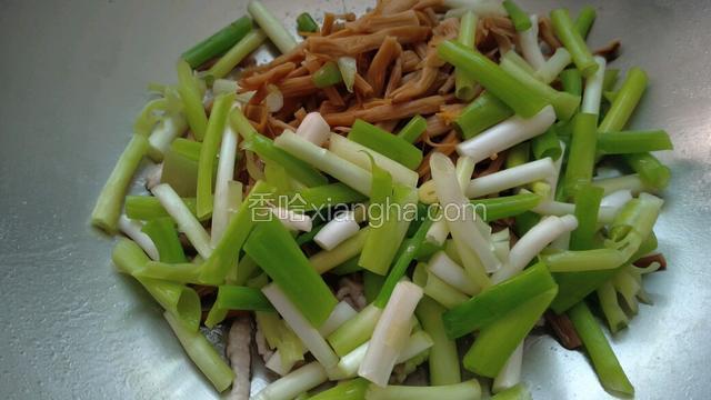 放入黄花菜和葱段，大火翻炒。