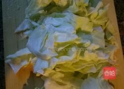 包菜炒木耳的做法图解2