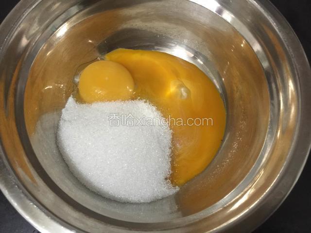 蛋黄里加入白糖和柠檬汁。