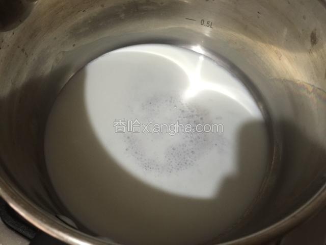 加热至牛奶表面出现小泡泡即可，不要烧开。