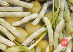 土豆扁豆炖肉的做法图解1