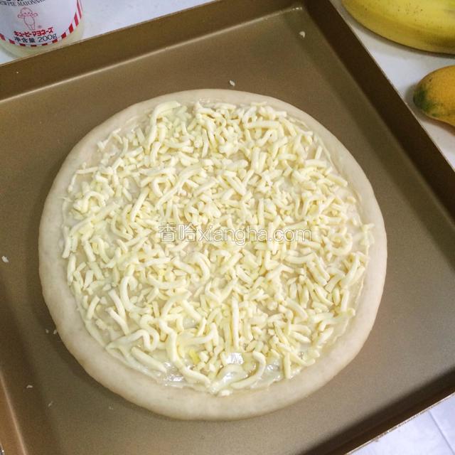 铺上一般的马苏里拉奶酪。