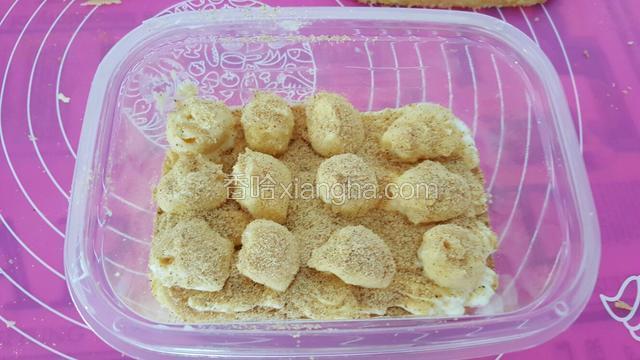 筛一层熟黄豆粉。