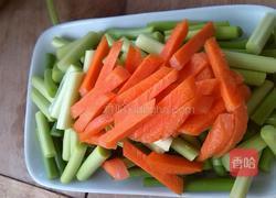 胡萝卜蒜苔炒猪肉的做法图解1