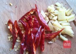 胡萝卜蒜苔炒猪肉的做法图解2