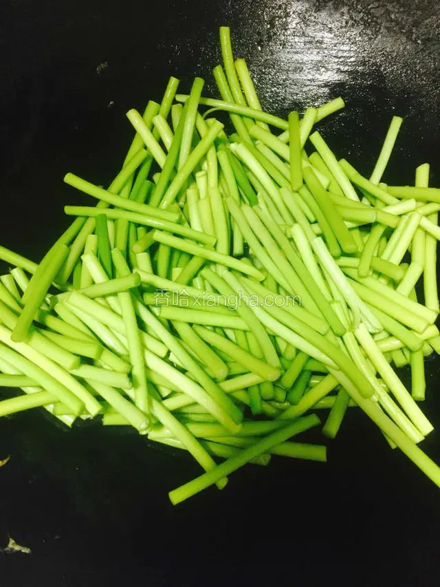 倒入蒜苔翻炒均匀。