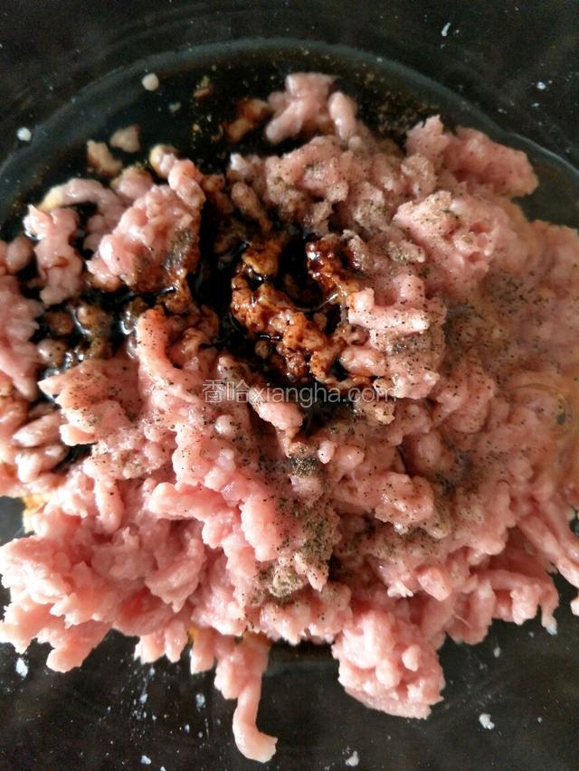 买来现成的肉末洗一遍，加入一个鸡蛋清，盐，胡椒粉，生抽，老抽