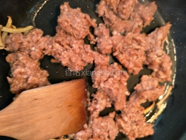 放入搅拌好的肉末，倒入料酒，让肉末翻炒散开