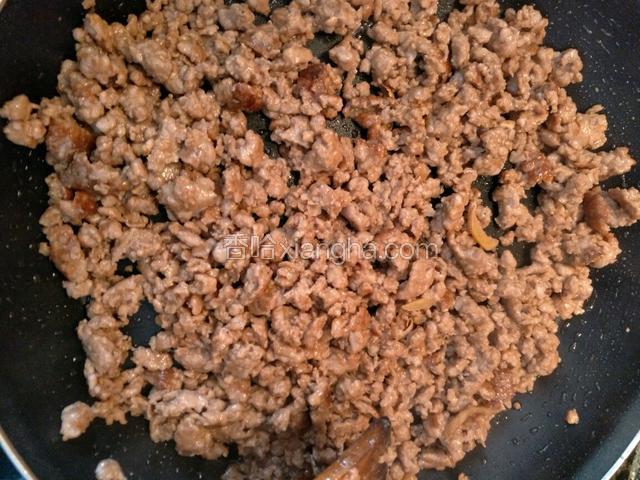 用中火慢慢炒，尽量让肉末越炒越散