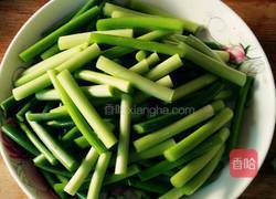 蒜苔炒鸡肉的做法图解4