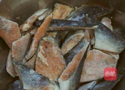 马哈鱼韭菜饺子的做法图解1