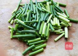 蒜苔腊肠小炒的做法图解1