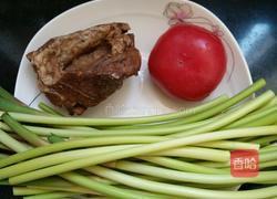 腊肉炒饼的做法图解1