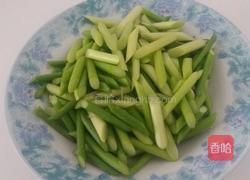 木耳炒蒜薹的做法图解1