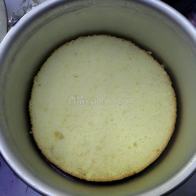 放上大的一片蛋糕做底