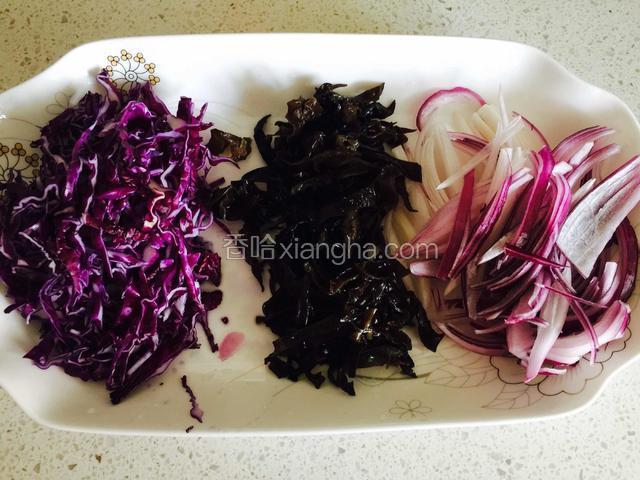 黑木耳泡发后切丝，紫甘蓝，洋葱切丝，紫甘蓝丝用净水冲洗干净。
