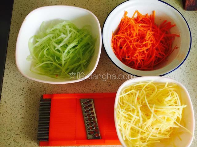 莴笋，胡萝卜削皮，用擦丝器镲丝，用净水冲洗干净待用。