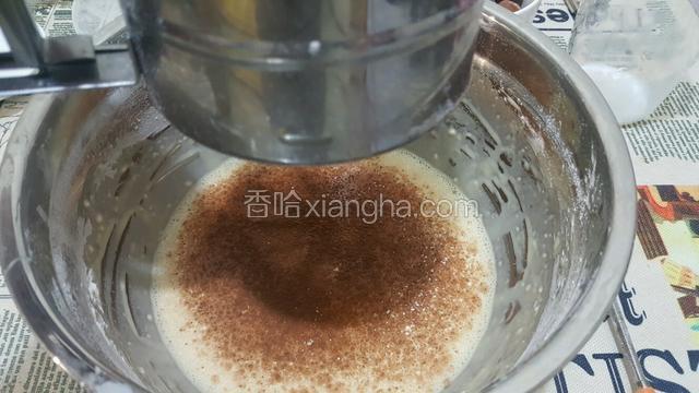 分别筛入低筋面粉，可可粉，搅拌均匀。