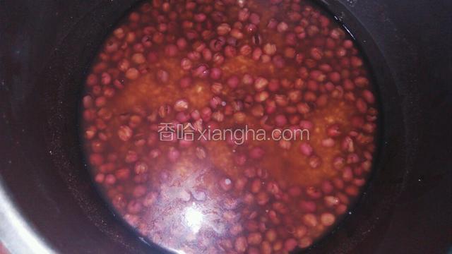 加入淘好的大米一起焖饭
