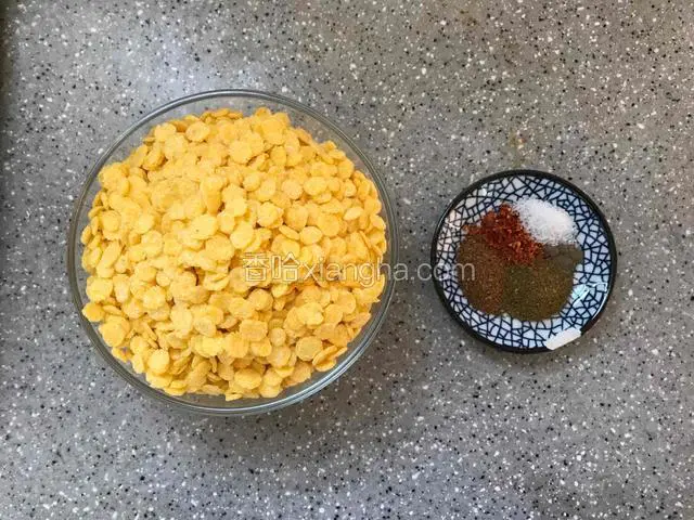 准备食材。不喜欢辣味把调料换成糖粉就是甜味的