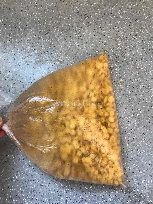 倒入所有调料，捏紧保鲜袋，摇均匀即可