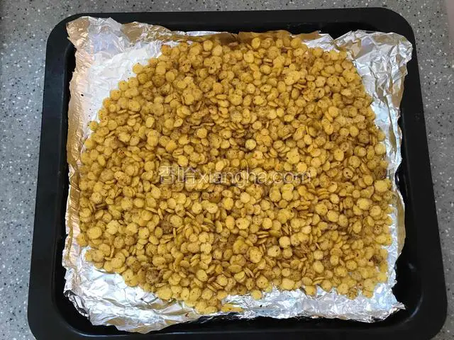烤盘铺上锡纸，将玉米片平铺在盘中