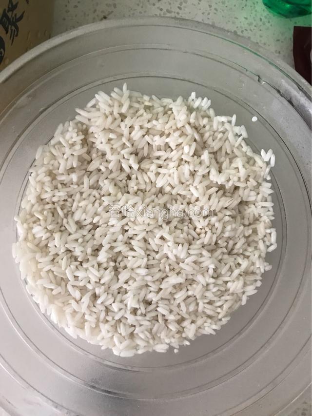 把糯米泡上两个小时