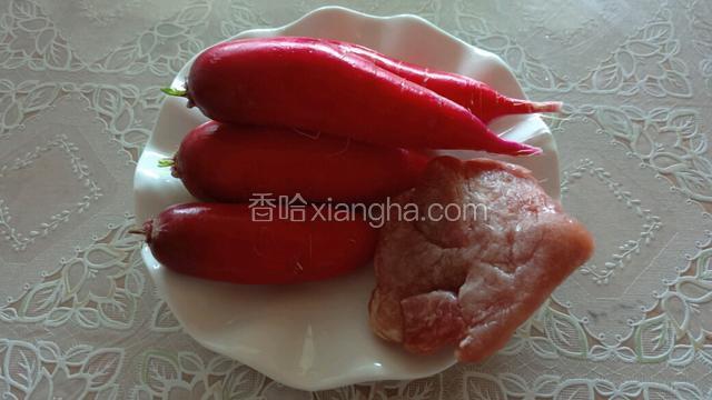 准备食材，把水萝卜、猪瘦肉洗净。