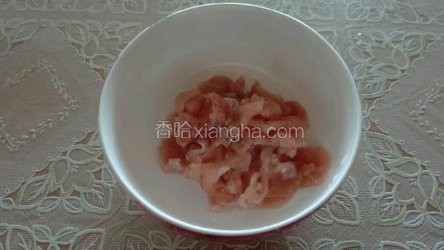 把猪瘦肉切成均匀薄片，放入适量水淀粉，拌匀。