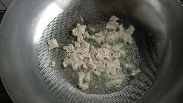 锅内放入适量食用油，烧热后放入猪瘦肉片，翻炒至猪肉变色断生。