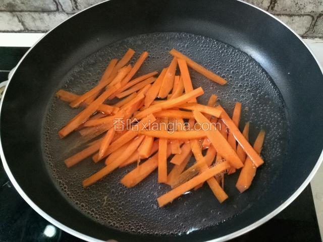 胡萝卜切成小条，再给焯下水  不用焯太熟断生既成，