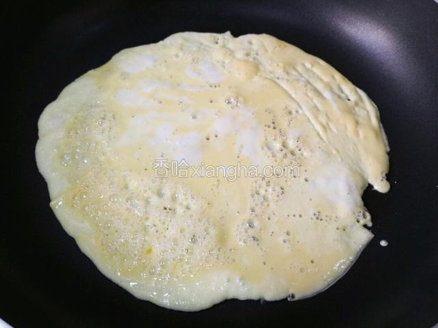 热锅少油，之后倒入蛋液，摊成饼状，小火煎透盛出，