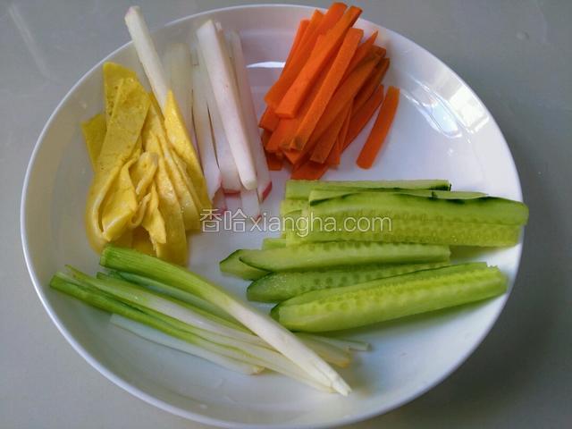 几种食材切小条备用，