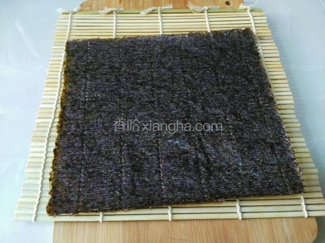 取一张寿司紫菜放珠帘上，