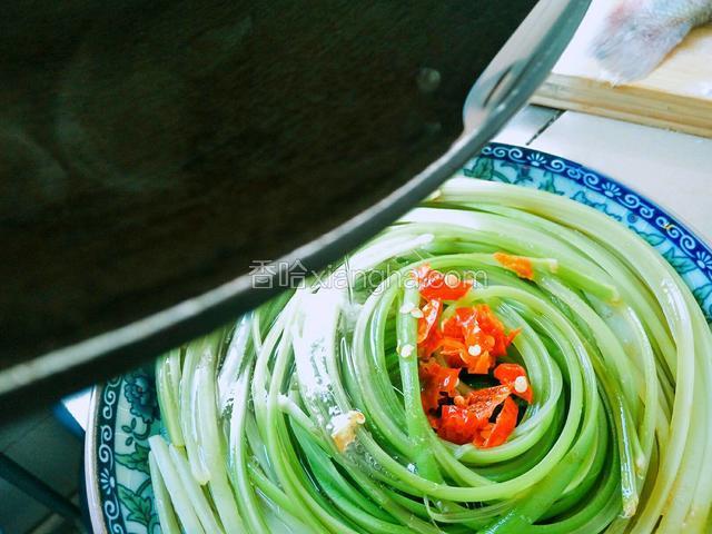 淋在蒜臺上即可