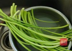 蒜毫炒鸡蛋的做法图解2