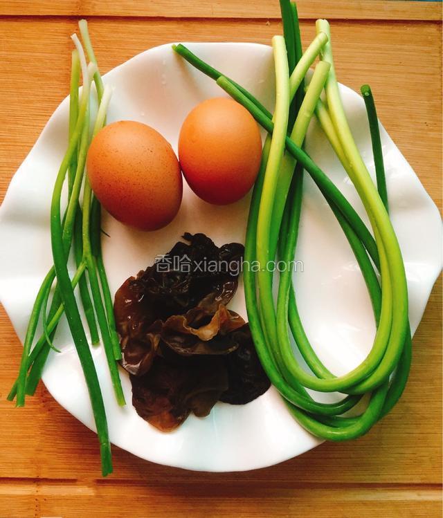 主料图。木耳提前泡发，蒜薹香葱洗净备用。