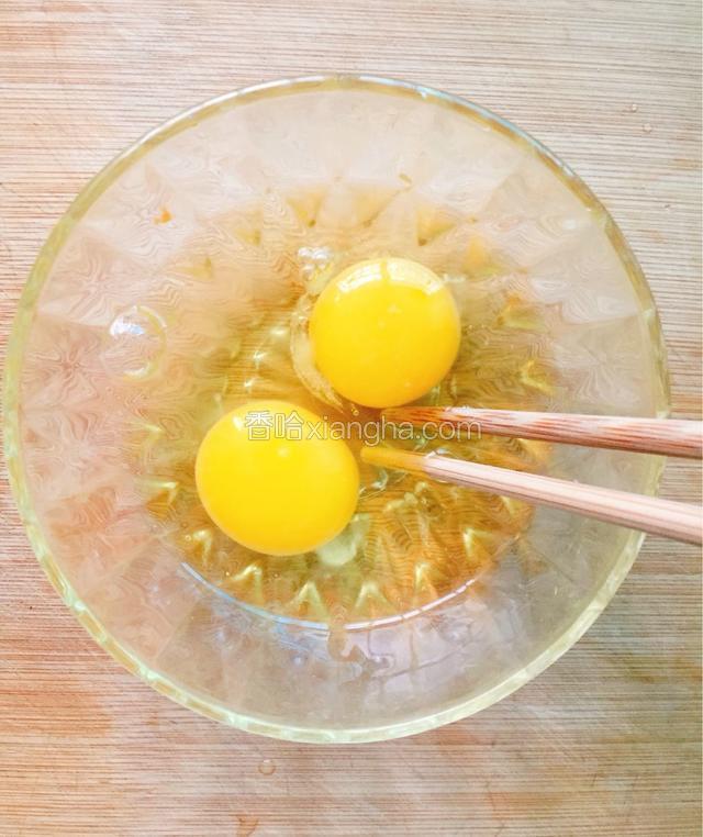 鸡蛋打在碗中，加入一小勺尖盐。