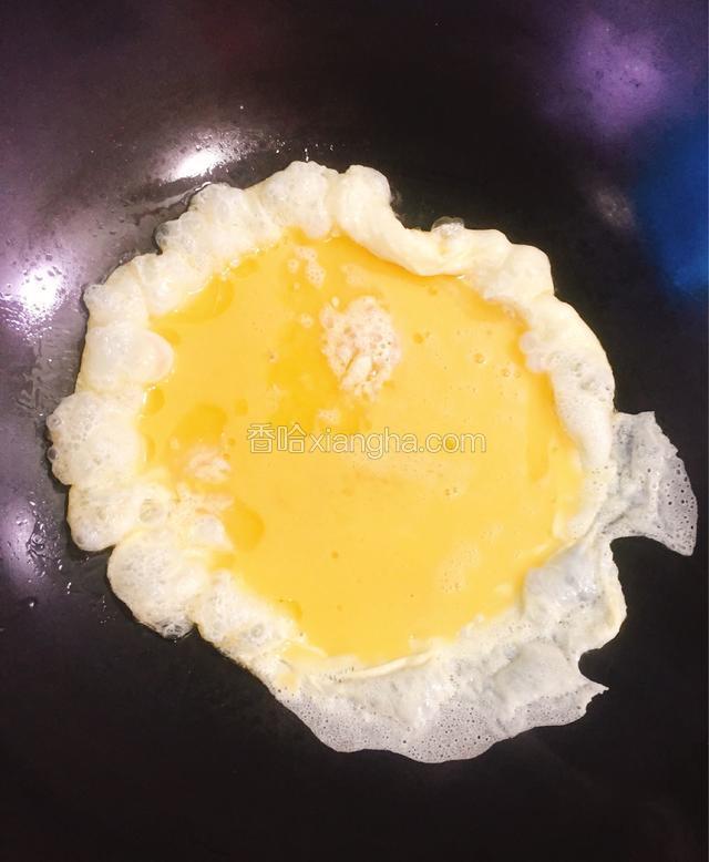 锅中加入适量食用油，油热后倒入蛋液。